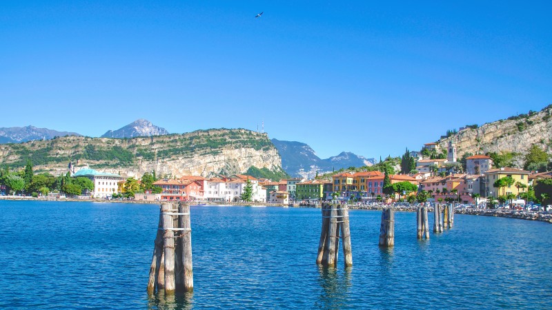 Torbole sjø, påler og bygninger